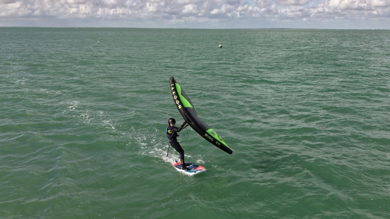 Wingfoiler volant au-dessus de l'eau